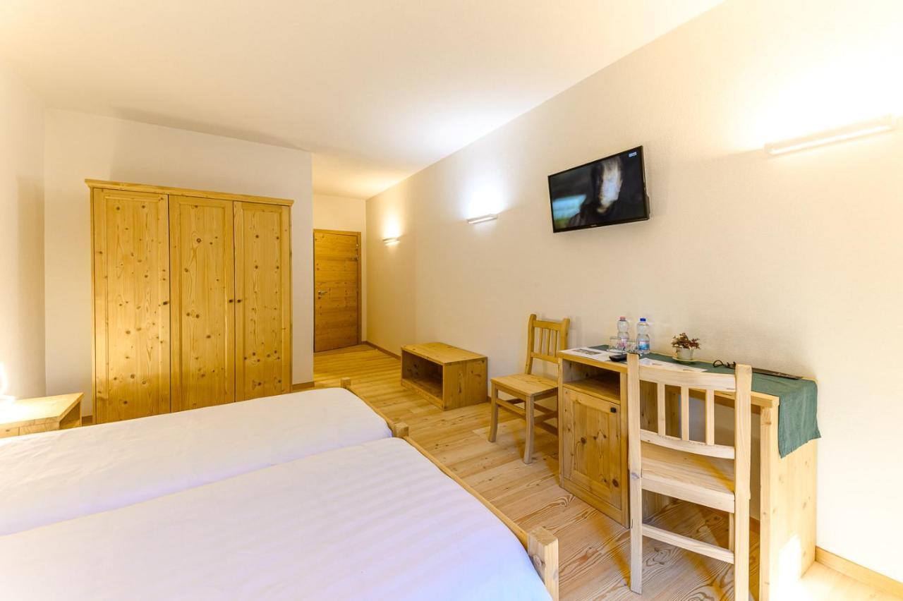 Hotel Centrale, Typically Swiss ポスキアボ エクステリア 写真