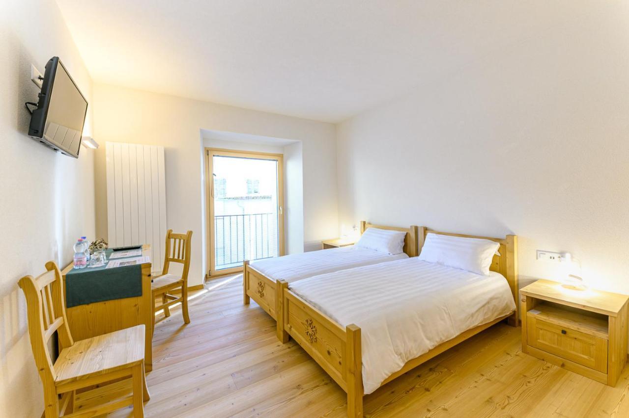 Hotel Centrale, Typically Swiss ポスキアボ エクステリア 写真