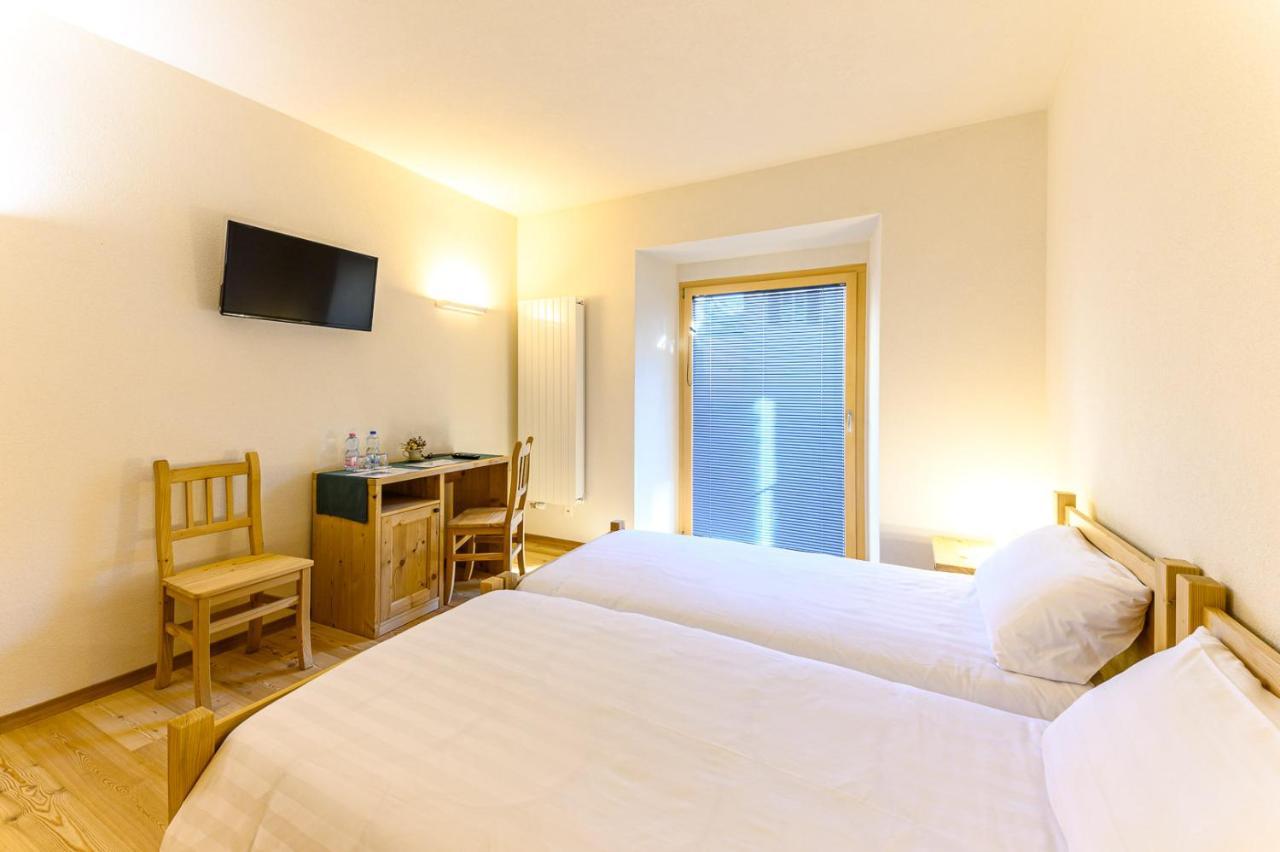 Hotel Centrale, Typically Swiss ポスキアボ エクステリア 写真